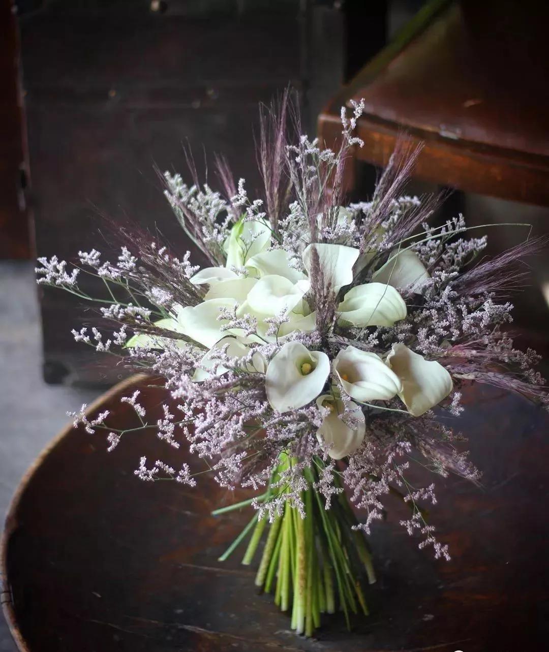 花要不要经常换水,花材正确处理方式及日常养护