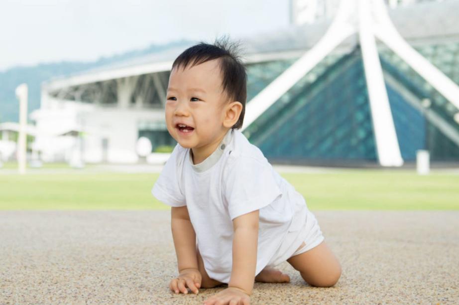 宝宝赤脚还是穿袜,宝宝应该穿学步鞋还是袜子