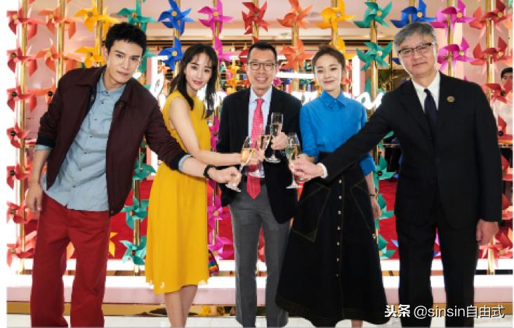 「时讯」绚丽风车开启彩虹假日菲拉格慕2019早春精选配饰系列