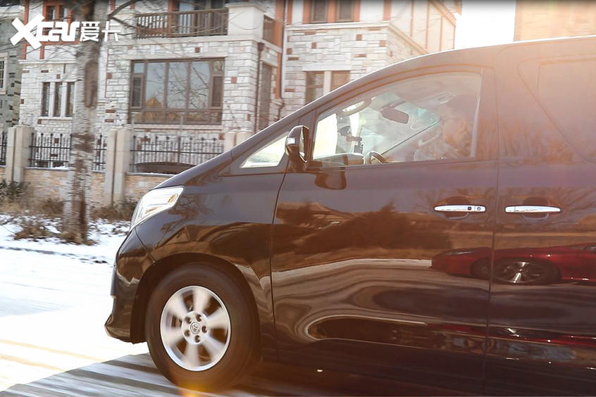 30万买丰田埃尔法,30万不买汉兰达选什么