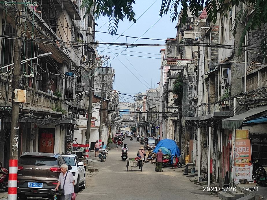 前路漫漫也要勇敢的往前走,前路漫漫只有一步一个脚印往前走