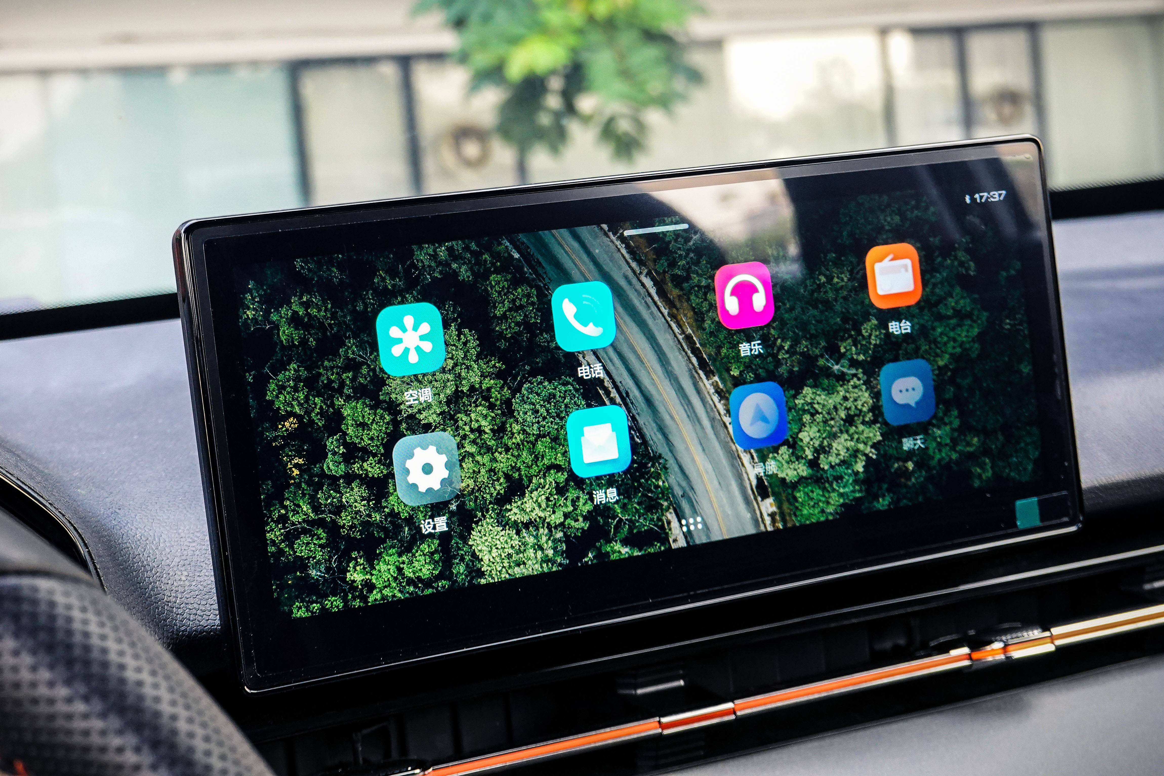 美女淘宝店主当车模,为爱车打CALL,能发微信的RS-3让她时刻在线