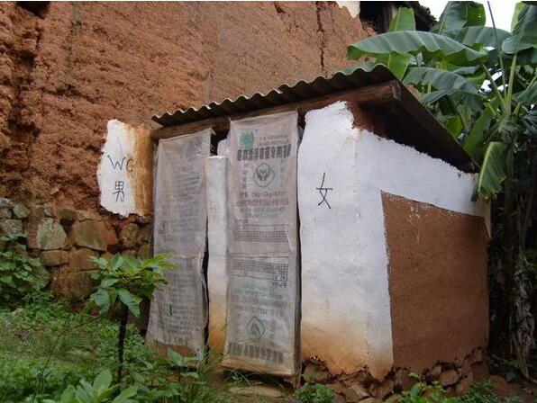 农村厕所改造有门无窗,农村厕所改造无需冲水图片