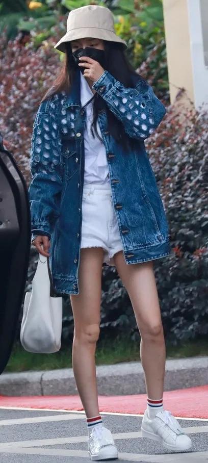 杨幂穿连体短裤时尚大片,杨幂现身粉色风衣配短裤