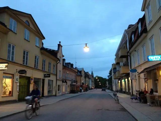 深夜除了晒烤串，还能晒太阳