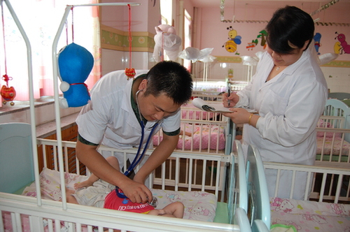 福彩公益救助孩子,福彩人走进民政福利院