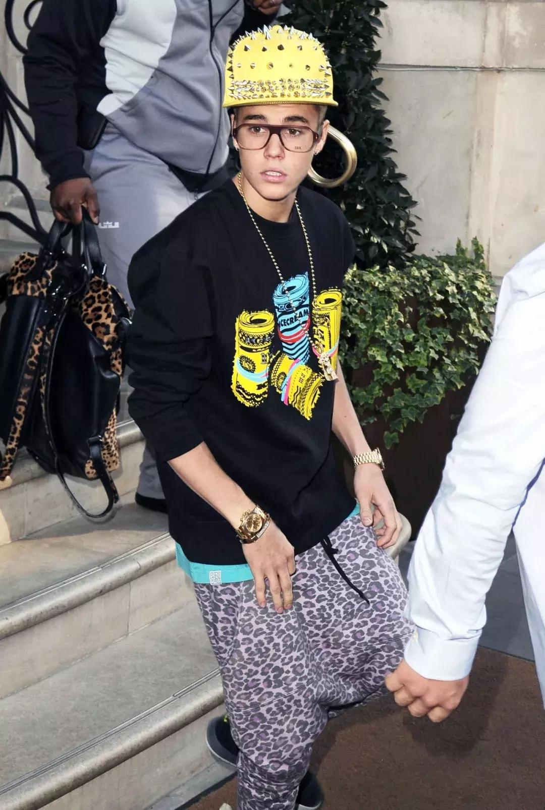 newbalance属于潮牌嘛,余文乐newbalance穿得最多