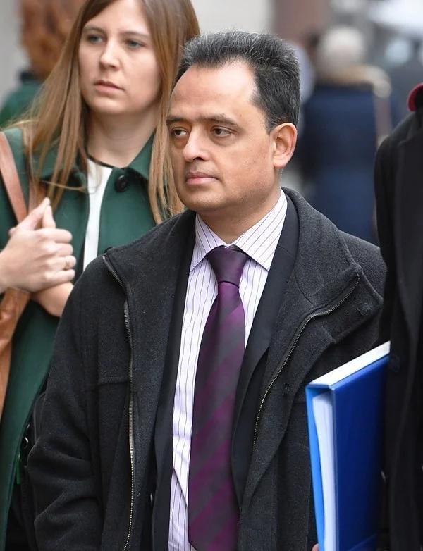 英男医生借机侵害女患者，15岁女孩回忆：检查不戴手套，简直噩梦