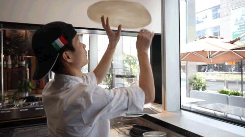 一挤就爆奶的超薄0.1pizza，被外国朋友吹上天