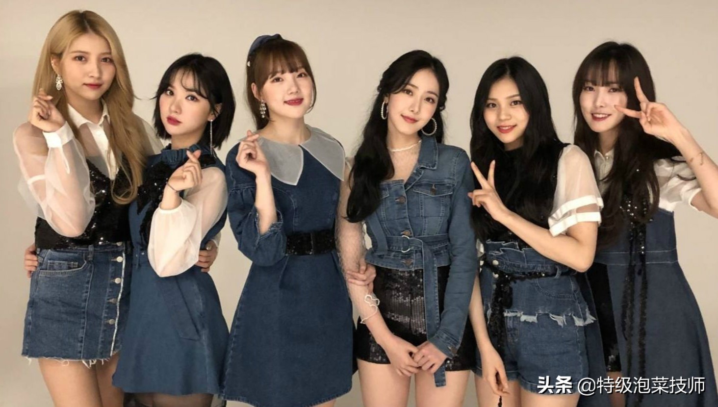 捧太过?韩国女团出新歌,人气一般的成员竟直接拿队友当凳子?