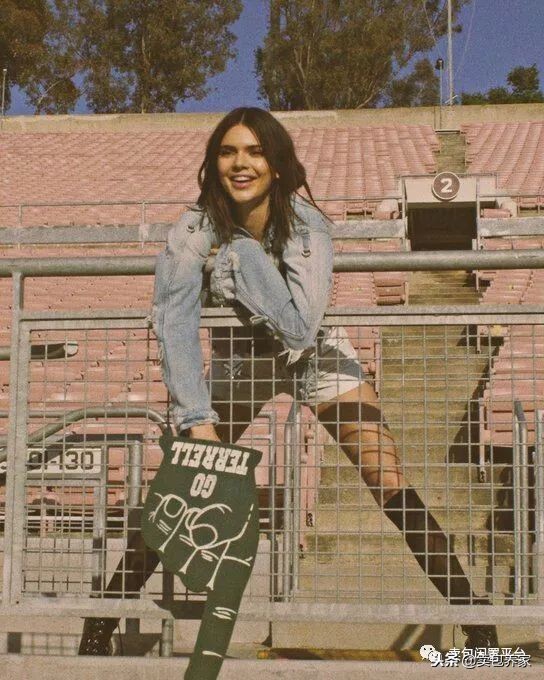 年赚1.5亿成家中最穷，生在名利场，把所有想要的都拿到她才23岁