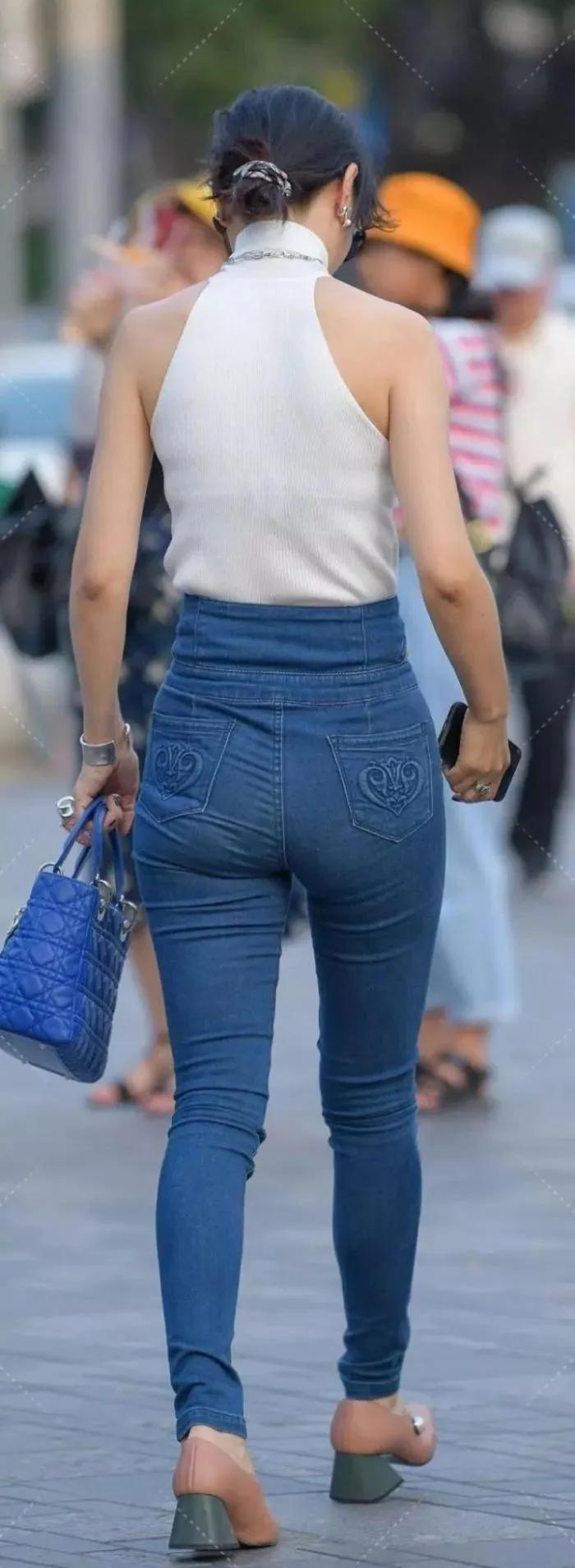 阿姨为了赶潮流，裤子腰部“钻”了两个孔，同龄人都不敢这么穿吧