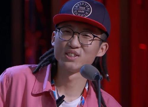 李诞玩火后下跪，周琦主动发博，央视、新华社的评论亮了