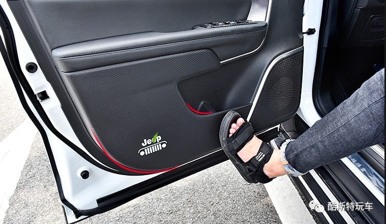 车里被踢得很多痕迹怎么去除,车门被踢脏了怎么擦