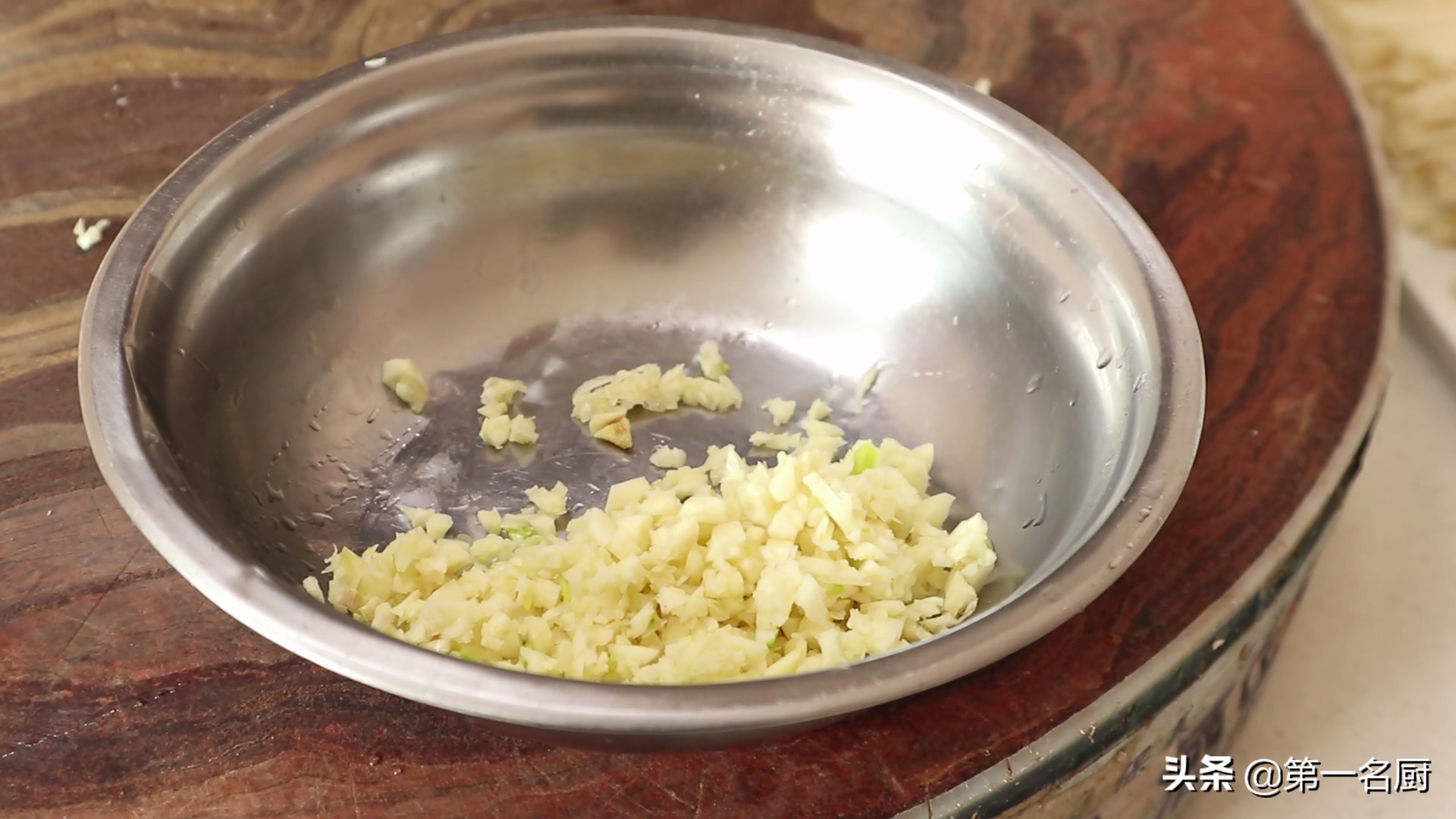 金针菇简单好吃的做菜方法,正宗脆爽香椒金针菇的做法