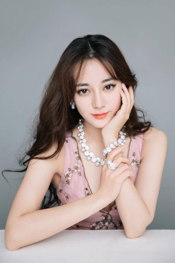 迪丽热巴好大胆！现身捞金穿深V性感长裙，人美胸更美