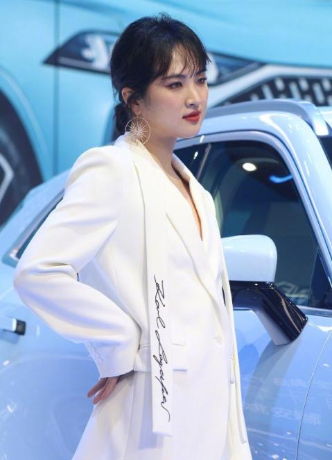 哇喔，小公主是怎样做到生图和精修图一模一样，网友：一样难看