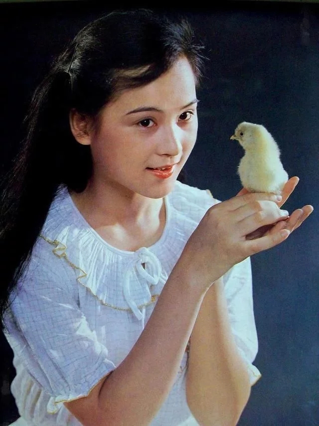 林青霞扎头发年轻照片,林青霞邓丽君