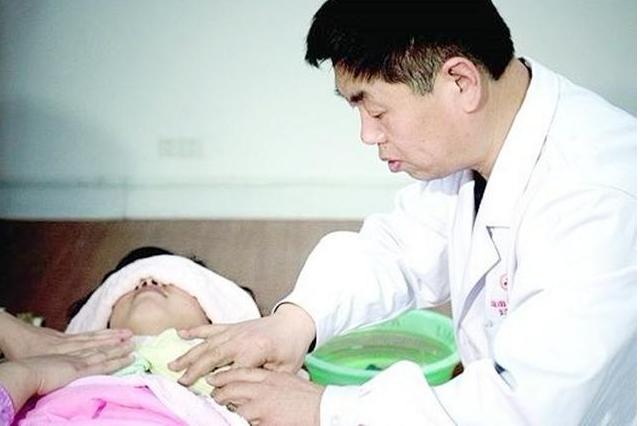 宝妈偷找男性催乳师，被丈夫当场撞见，丈夫大发雷霆：真不要脸