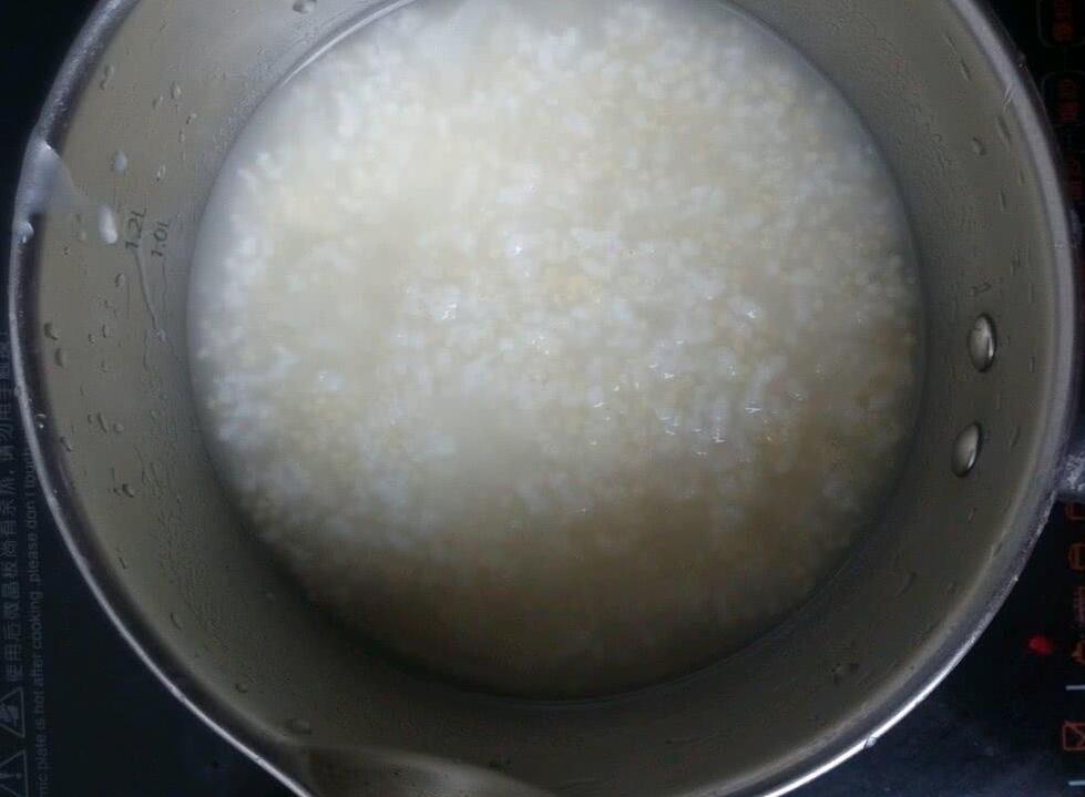 宝宝可以喝碱熬的粥吗,给宝妈熬小米粥可不可以放碱