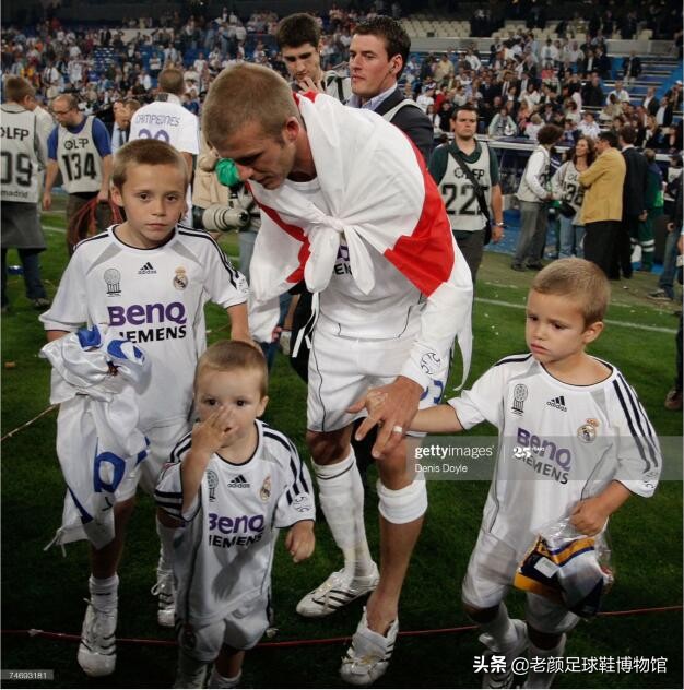 小贝当年多风光，三个儿子都穿德产定制鞋，球鞋广告动用百兽之王