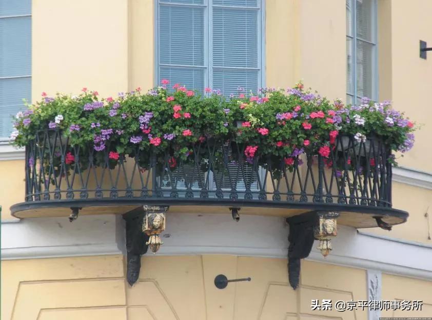 一楼建个封闭阳台属于违建吗,自家阳台封闭属于违建吗