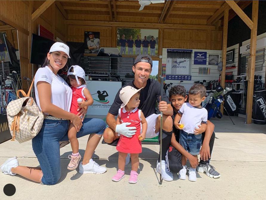 c罗晒出和女友乔治娜的恩爱照片,c罗给乔治娜过生日