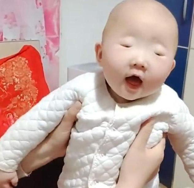 全网眼睛最小宝宝火了，眼睛小的只有一条缝，网友：芝麻吃多了？