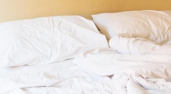 晒完被子为什么感觉被子有点潮,被子晒完为什么很热乎