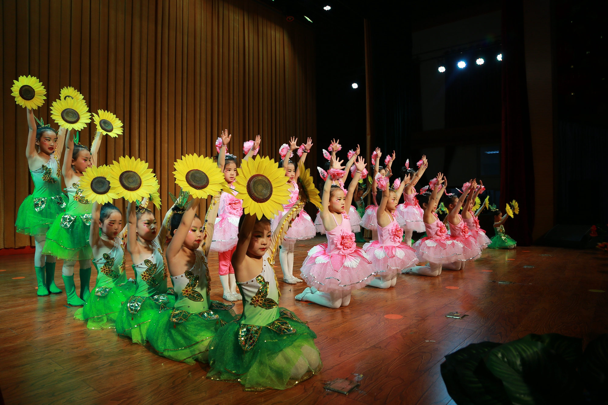 金鸡艺术《舞动人生梦想起航》专场晚会在青少年活动中心演出