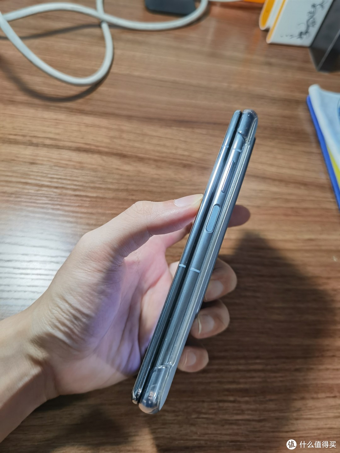 三星fold2对比华为matex2屏幕,华为matex2和三星fold2什么区别