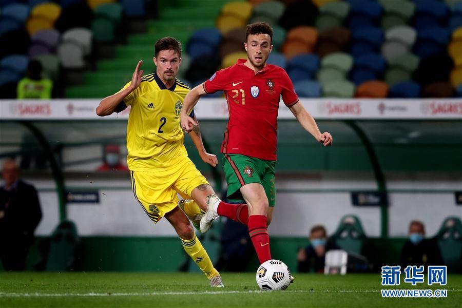 足球哪个队穿的红衣黑裤,足球场上红衣绿裤