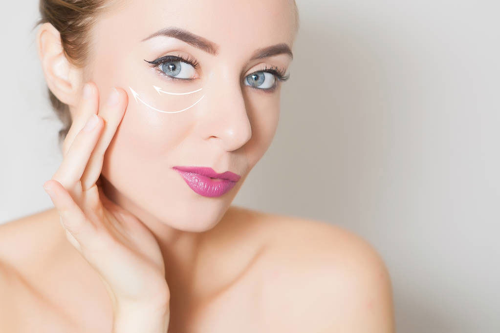 眼袋大显老眼袋下垂怎么办,女人眼袋重显老教你一招消除眼袋