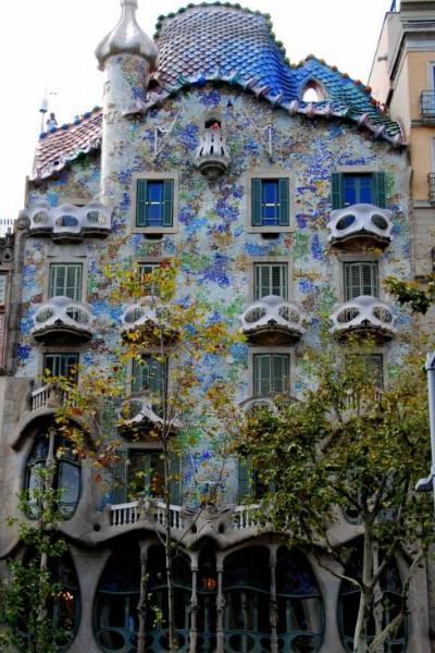 只知道西班牙有足球？看到这堵墙，游客：石壁生花