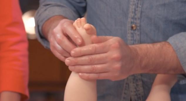 宝宝认识母亲,给宝宝按摩有助于生长发育