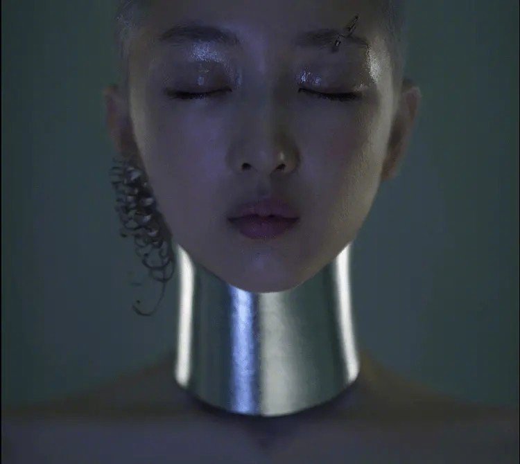 周冬雨这套搭配格外休闲时髦,周冬雨寸头造型时尚搭配秘籍