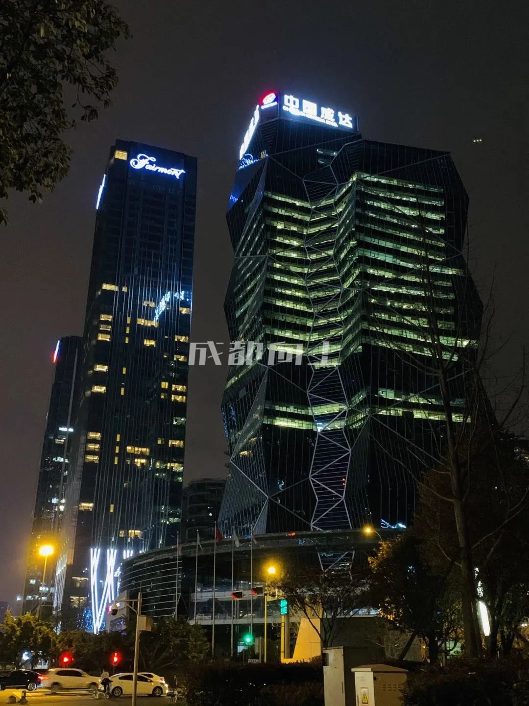 如何让成都变东京？网友：大LOGO收敛点