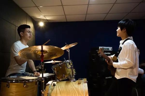 8名医学博士组成了学历最高的乐队：疾病之上，想把我唱给你听