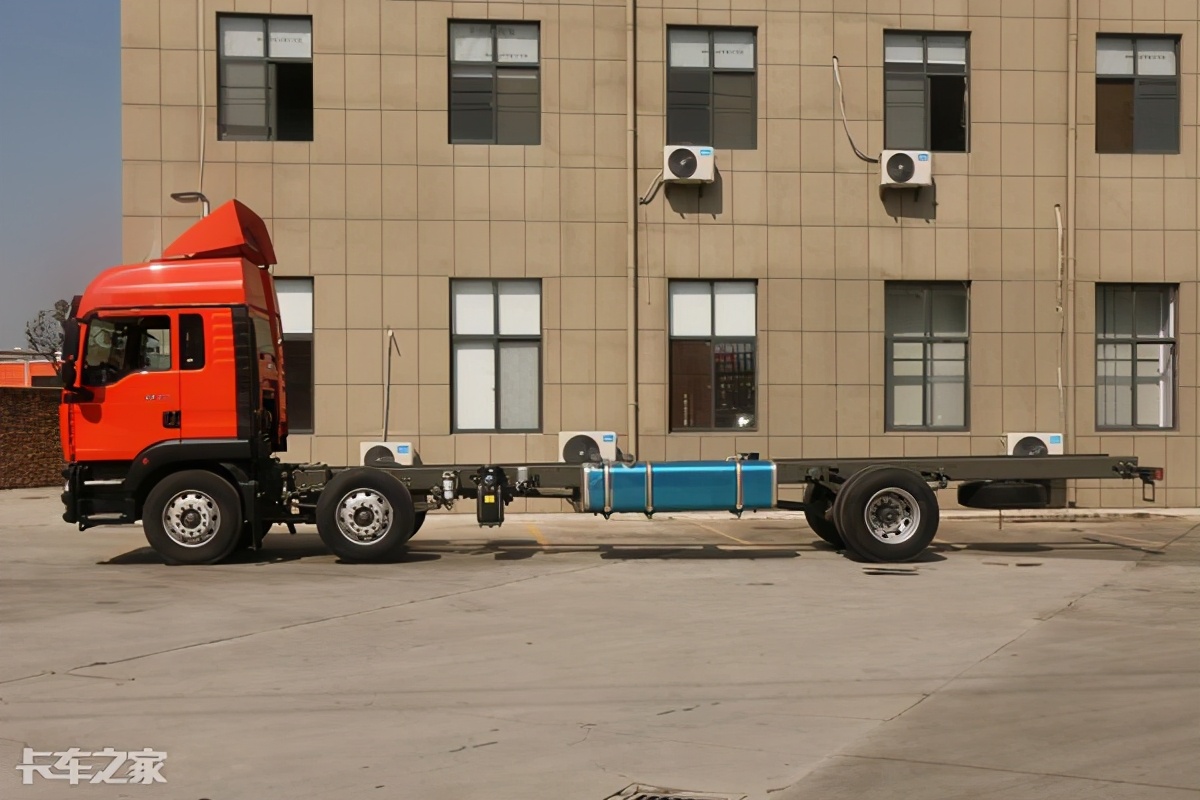 汕德卡600升双腔油箱,600升双腔油箱