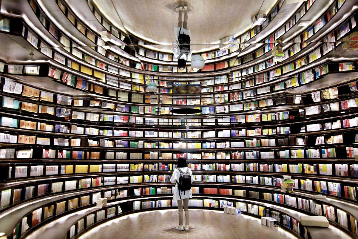 疫情下的实体书店自救录：直播、外卖、盲袋……