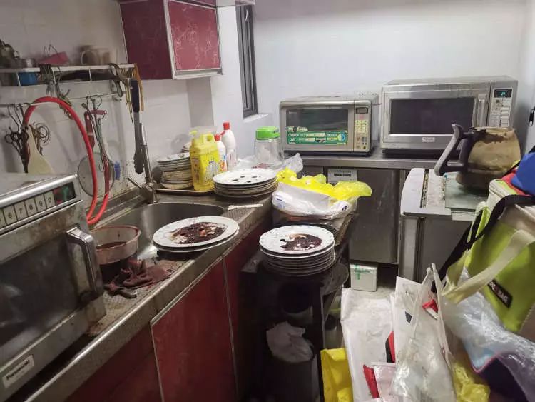 厨房满是油渍的视频,厨房全是油污