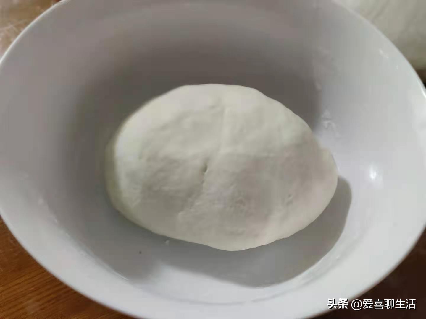 为什么蒸包子一揭盖包子就塌陷,如何把包子蒸得蓬松柔软