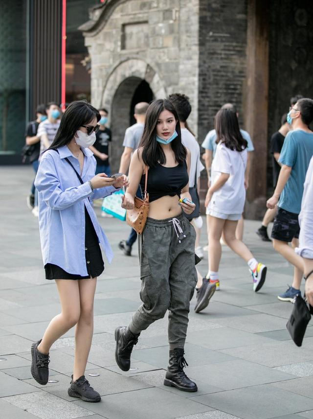 露脐装的小女生,露脐装腹肌女