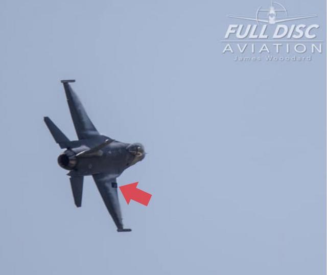 美军一架f16在训练中坠毁,美军f16表演时失控直接冲向看台