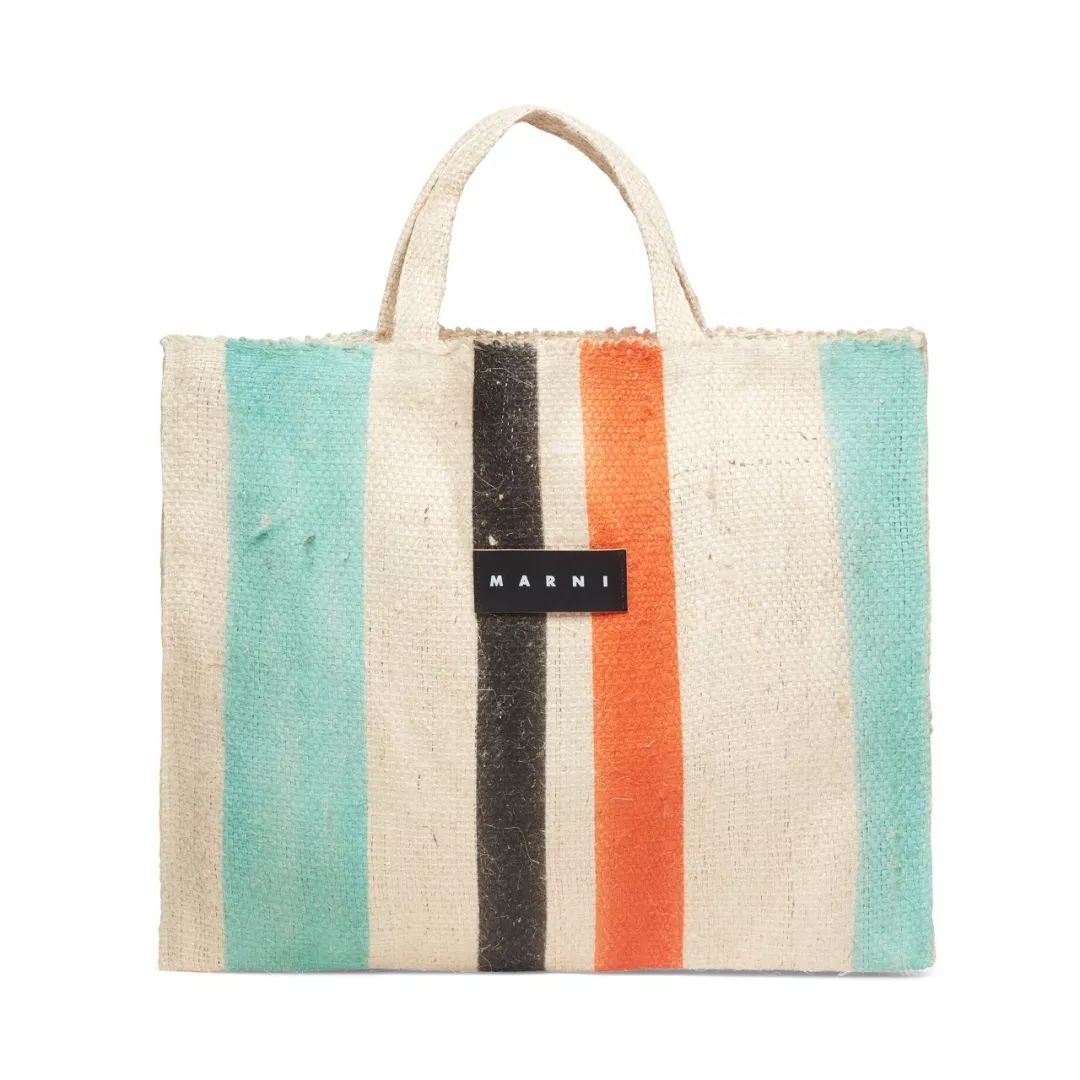 “Valentino红”降临东京，冠希哥说最近的生活“888”