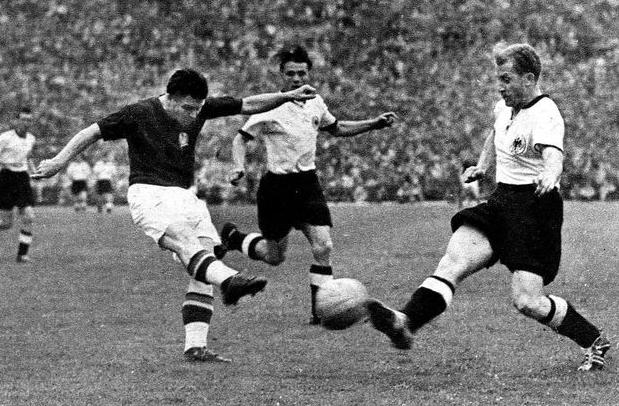 欧洲杯预选赛葡萄牙c罗4球,c罗获普斯卡什奖颁奖典礼照片