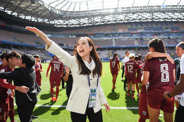 泰国女首富伍伦盼足球,泰国女足总经理伍伦盼写真