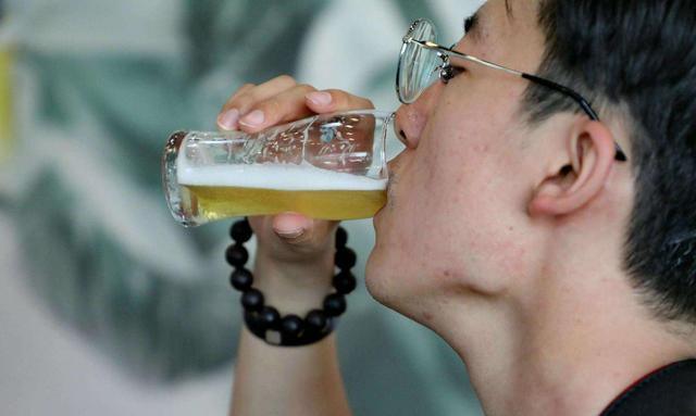 喝酒后不吐也不尿怎么办,为什么喝酒后喝很多水也不尿