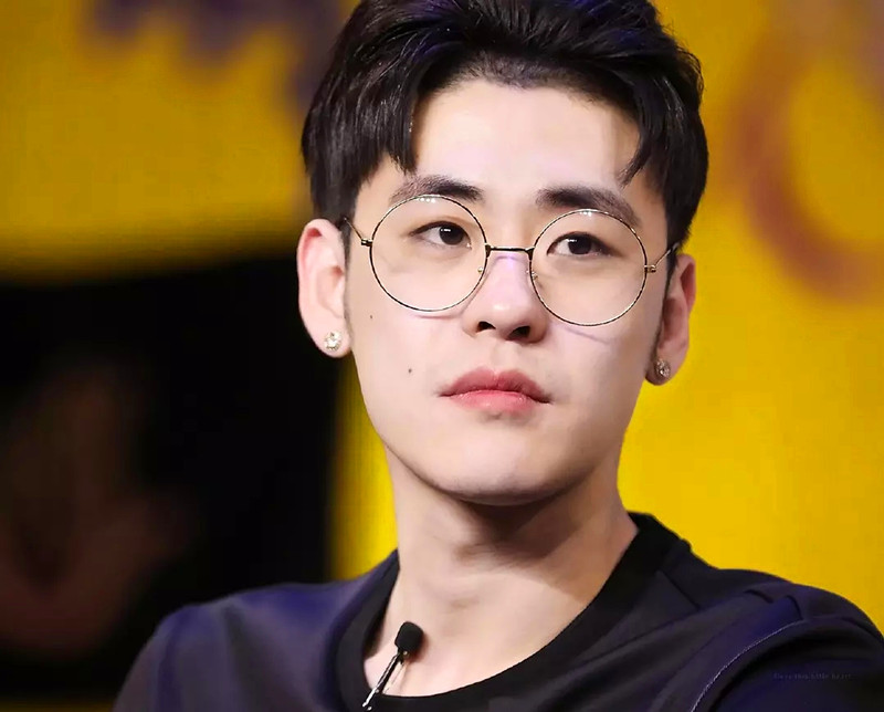 开眼了,能让女孩带着荧光棒听相声的只有他了,为啥这么火?