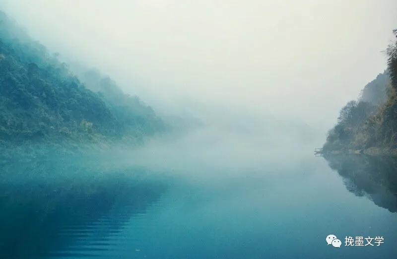 我打偏远的江南小镇走来，去寻找梦中的心之所向的地方